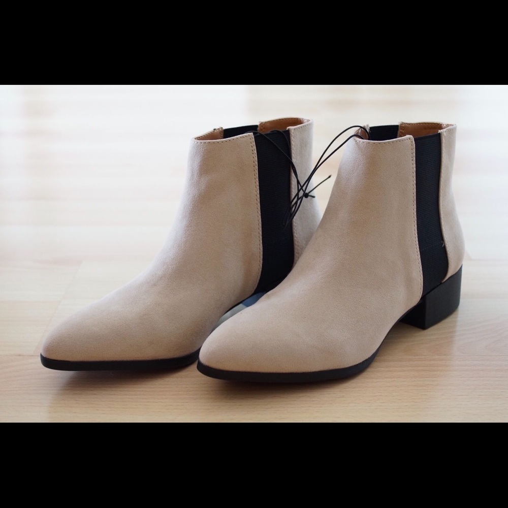 Pointed toe Chelsea booties
